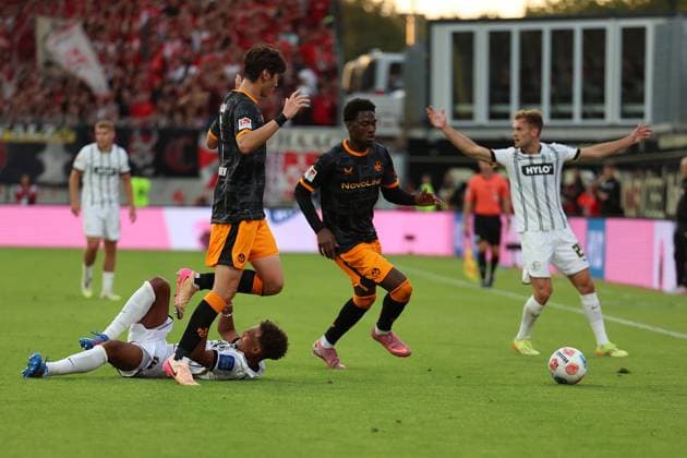 22.08.2025, xrekx, Fussball 2.Bundesliga, SV Elversberg - 1.FC Kaiserslautern v.l. BambasÃ ContÃ (SV 07 Elversberg) Ji-soo Kim (1.FC Kaiserslautern) Faride Alidou (1.FC Kaiserslautern) Tom Zimmerschied (SV 07 Elversberg) (DFL DFB REGULATIONS PROHIBIT ANY USE OF PHOTOGRAPHS as IMAGE SEQUENCES and or QUASI-VIDEO) Elversberg
