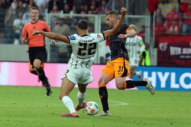 22.08.2025, xrekx, Fussball 2.Bundesliga, SV Elversberg - 1.FC Kaiserslautern v.l. Younes Ebnoutalib (SV 07 Elversberg) Luca Sirch (1.FC Kaiserslautern) Zweikampf, Aktion, action, battle for the ball (DFL DFB REGULATIONS PROHIBIT ANY USE OF PHOTOGRAPHS as IMAGE SEQUENCES and or QUASI-VIDEO) Elversberg