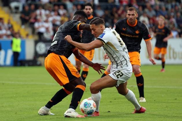 22.08.2025, xrekx, Fussball 2.Bundesliga, SV Elversberg - 1.FC Kaiserslautern v.l. Maxwell Gyamfi (1.FC Kaiserslautern) Younes Ebnoutalib (SV 07 Elversberg) Zweikampf, Aktion, action, battle for the ball (DFL DFB REGULATIONS PROHIBIT ANY USE OF PHOTOGRAPHS as IMAGE SEQUENCES and or QUASI-VIDEO) Elversberg