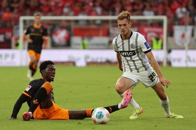 22.08.2025, xrekx, Fussball 2.Bundesliga, SV Elversberg - 1.FC Kaiserslautern v.l. Faride Alidou (1.FC Kaiserslautern) Tom Zimmerschied (SV 07 Elversberg) Zweikampf, Aktion, action, battle for the ball (DFL DFB REGULATIONS PROHIBIT ANY USE OF PHOTOGRAPHS as IMAGE SEQUENCES and or QUASI-VIDEO) Elversberg