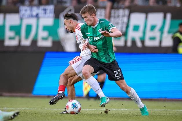 22.08.2025, Fußball, Preußen Münster - 1. FC Nürnberg, 2. Fußball Bundesliga, Preußenstadion, Saison 2025 2026: Berkay Yilmaz (1FC Nuernberg 21) im Zweikampf gegen Jano ter Horst (Preussen Muenster 27) DFB regulations prohibit any use of photographs as image sequences and or quasi-video. Nordrhein-Westfalen Deutschland