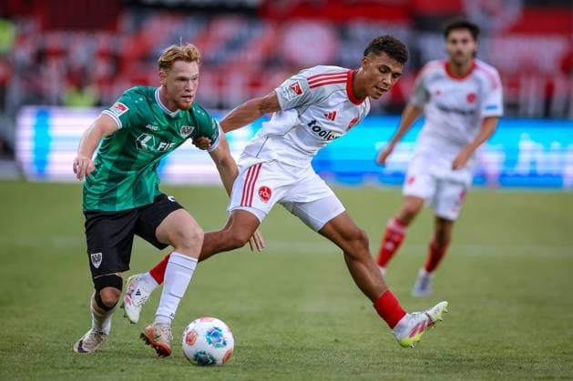 22.08.2025, Fußball, Preußen Münster - 1. FC Nürnberg, 2. Fußball Bundesliga, Preußenstadion, Saison 2025 2026: Luca Bolay (Preussen Muenster 25) im Zweikampf gegen Henri Koudossou (1FC Nuernberg 08) DFB regulations prohibit any use of photographs as image sequences and or quasi-video. Nordrhein-Westfalen Deutschland