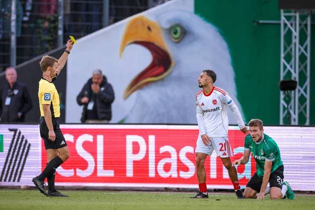 Sport Bilder des Tages 22.08.2025, Fußball, Preußen Münster - 1. FC Nürnberg, 2. Fußball Bundesliga, Preußenstadion, Saison 2025 2026: Schiedsrichter Jarno Wienefeld zeigt Gelbe Karte für Berkay Yilmaz (1FC Nuernberg 21) nach Foul an Jano ter Horst (Preussen Muenster 27) DFB regulations prohibit any use of photographs as image sequences and or quasi-video. Nordrhein-Westfalen Deutschland