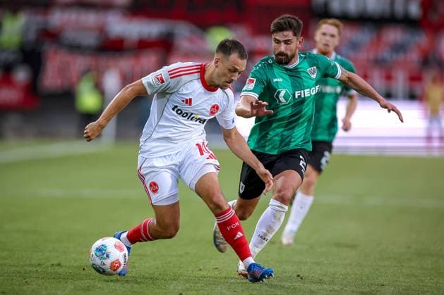 22.08.2025, Fußball, Preußen Münster - 1. FC Nürnberg, 2. Fußball Bundesliga, Preußenstadion, Saison 2025 2026: Julian Justvan (1FC Nuernberg 10) im Zweikampf gegen Malik Batmaz (Preussen Muenster 23) DFB regulations prohibit any use of photographs as image sequences and or quasi-video. Nordrhein-Westfalen Deutschland