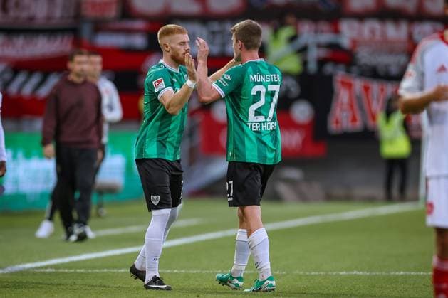 22.08.2025, Fußball, Preußen Münster - 1. FC Nürnberg, 2. Fußball Bundesliga, Preußenstadion, Saison 2025 2026: Mikkel Kirkeskov (Preussen Muenster 02) zusammen mit Jano ter Horst (Preussen Muenster 27) DFB regulations prohibit any use of photographs as image sequences and or quasi-video. Nordrhein-Westfalen Deutschland