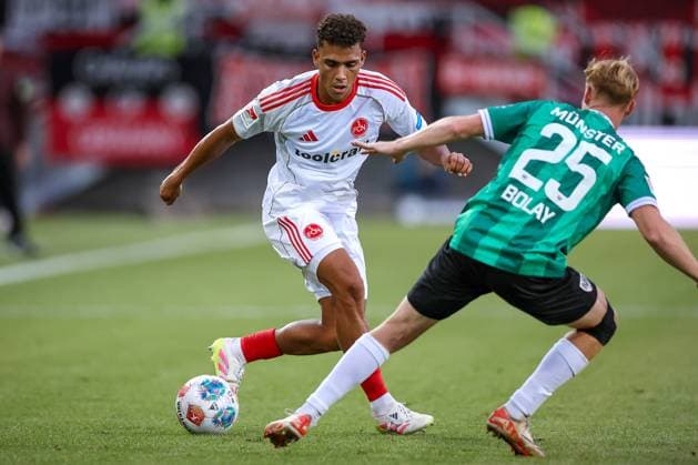 22.08.2025, Fußball, Preußen Münster - 1. FC Nürnberg, 2. Fußball Bundesliga, Preußenstadion, Saison 2025 2026: Henri Koudossou (1FC Nuernberg 08) im Zweikampf gegen Luca Bolay (Preussen Muenster 25) DFB regulations prohibit any use of photographs as image sequences and or quasi-video. Nordrhein-Westfalen Deutschland