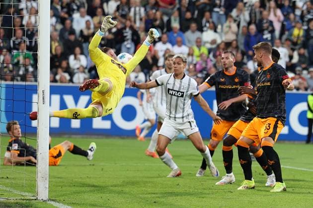 22.08.2025, xrekx, Fussball 2.Bundesliga, SV Elversberg - 1.FC Kaiserslautern v.l. Torschuss zum 2:1 durch Frederik Schmahl (SV 07 Elversberg) Julian Krahl (1.FC Kaiserslautern) (DFL DFB REGULATIONS PROHIBIT ANY USE OF PHOTOGRAPHS as IMAGE SEQUENCES and or QUASI-VIDEO) Elversberg