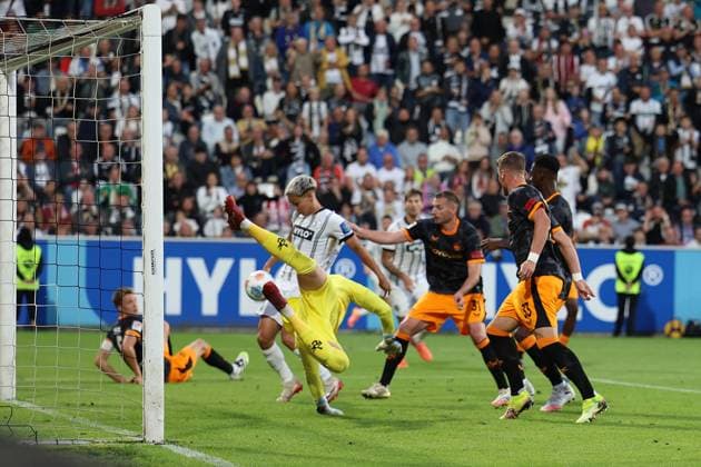 22.08.2025, xrekx, Fussball 2.Bundesliga, SV Elversberg - 1.FC Kaiserslautern v.l. Torschuss zum 2:1 durch Frederik Schmahl (SV 07 Elversberg) Julian Krahl (1.FC Kaiserslautern) (DFL DFB REGULATIONS PROHIBIT ANY USE OF PHOTOGRAPHS as IMAGE SEQUENCES and or QUASI-VIDEO) Elversberg