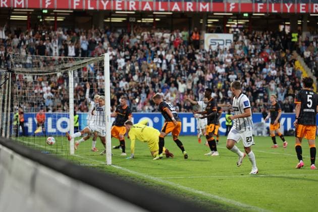 22.08.2025, xrekx, Fussball 2.Bundesliga, SV Elversberg - 1.FC Kaiserslautern v.l. Torschuss zum 2:1 durch Frederik Schmahl (SV 07 Elversberg) Julian Krahl (1.FC Kaiserslautern) (DFL DFB REGULATIONS PROHIBIT ANY USE OF PHOTOGRAPHS as IMAGE SEQUENCES and or QUASI-VIDEO) Elversberg