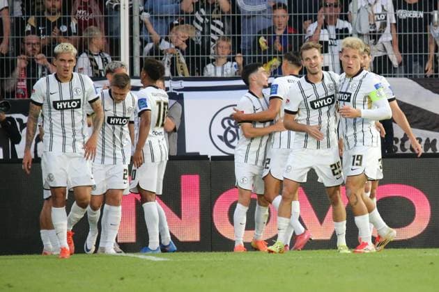22.08.2025, xmohx, Fussball 2.Bundesliga, SV Elversberg - 1.FC Kaiserslautern v.l. Torjubel nach dem Tor zum celebrating the goal celebrate 2:1 durch Frederik Schmahl (SV Elversberg) (DFL DFB REGULATIONS PROHIBIT ANY USE OF PHOTOGRAPHS as IMAGE SEQUENCES and or QUASI-VIDEO) Elversberg