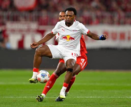 22.08.2025, Fussball Bundesliga 2025 2026, 1.Spieltag, FC Bayern München - RB Leipzig, in der Allianz-Arena München, v.l. Lois Openda (RB Leipzig) gegen Jonathan Tah (FC Bayern München)