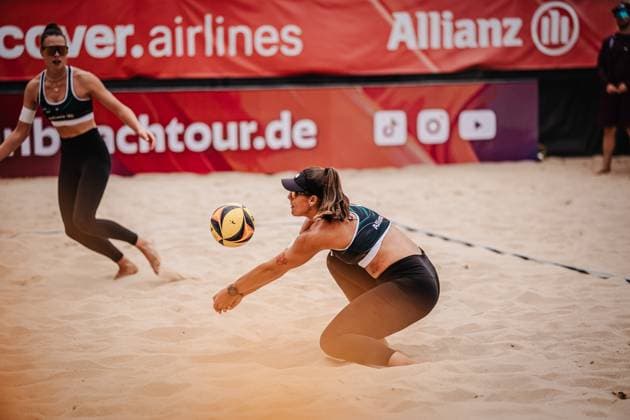 Beachvolleyball Frauen Allianz German Beach Tour 2025 Tourstop Berlin 22.08.2025 Leonie Klinke nimmt den Ball an Berlin Funkhaus Beach Berlin Deutschland