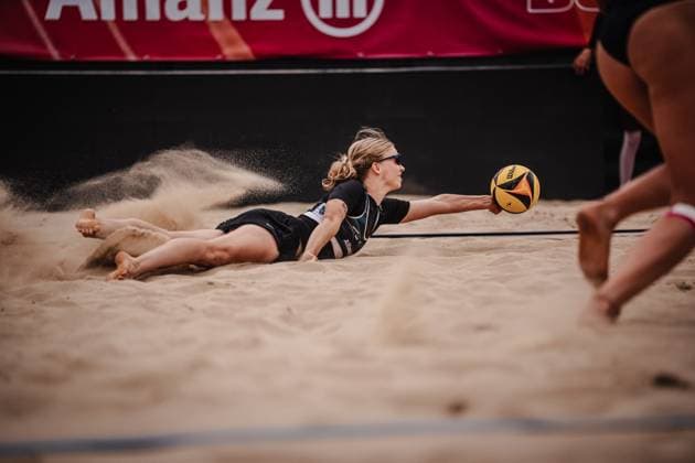 Beachvolleyball Frauen Allianz German Beach Tour 2025 Tourstop Berlin 22.08.2025 Josefine Schäkel springt zum Ball Berlin Funkhaus Beach Berlin Deutschland