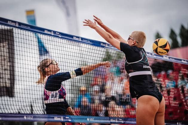 Beachvolleyball Frauen Allianz German Beach Tour 2025 Tourstop Berlin 22.08.2025 v.l. Anna-Chiara Reformat beim Angriff gegen Mareet Maidhof Berlin Funkhaus Beach Berlin Deutschland