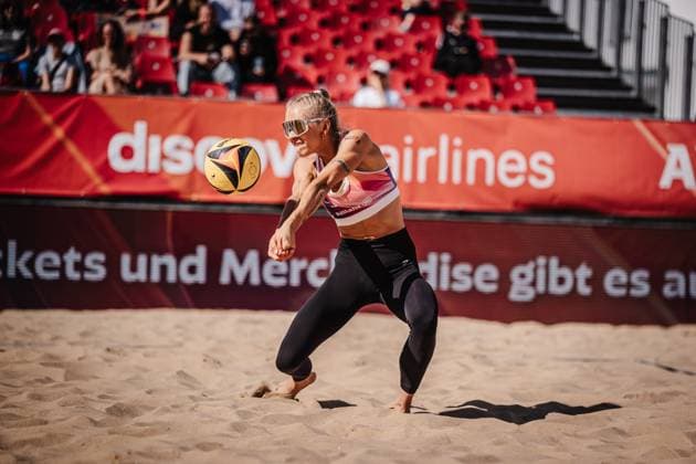 Beachvolleyball Frauen Allianz German Beach Tour 2025 Tourstop Berlin 22.08.2025 Paula Schürholz spielt den Ball Berlin Funkhaus Beach Berlin Deutschland