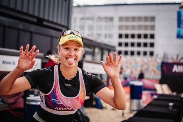 Beachvolleyball Frauen Allianz German Beach Tour 2025 Tourstop Berlin 22.08.2025 Chenoa Christ läuft ins Stadion ein Berlin Funkhaus Beach Berlin Deutschland