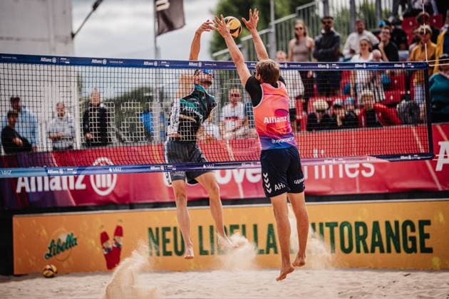 Beachvolleyball Männer Allianz German Beach Tour 2025 Tourstop Berlin 22.08.2025 v.l. Jonas Sagstetter beim Angriff gegen Yannik Ahr Berlin Funkhaus Beach Berlin Deutschland