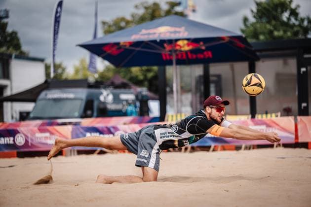 Beachvolleyball Männer Allianz German Beach Tour 2025 Tourstop Berlin 22.08.2025 Benedikt Sagstetter springt zum Ball Berlin Funkhaus Beach Berlin Deutschland