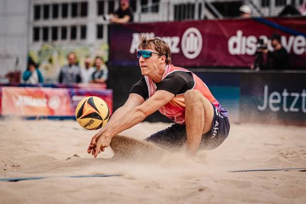 Beachvolleyball Männer Allianz German Beach Tour 2025 Tourstop Berlin 22.08.2025 Yannik Ahr nimmt den Ball an Berlin Funkhaus Beach Berlin Deutschland