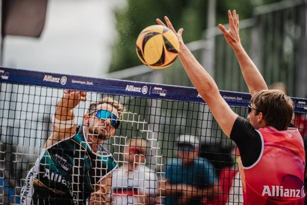 Beachvolleyball Männer Allianz German Beach Tour 2025 Tourstop Berlin 22.08.2025 v.l. Jonas Sagstetter beim Angriff gegen Yannik Ahr Berlin Funkhaus Beach Berlin Deutschland