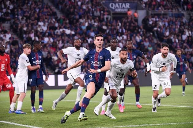 Paris Saint-Germain v Angers SCO - Ligue 1 McDonald s 2025 2026 08 Fabian RUIZ PENA (psg) - 93 Haris BELKEBLA (sco) during Ligue 1 McDonald s match between Paris and Angers at Parc des Princes on August 22, 2025 in Paris, France. Paris France  Copyright: xFEPx 776370786
