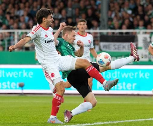 Tom Baack (1. FC Nuernberg, 5) gegen Paul Jaeckel (SC Preussen Muenster, 3) GER, SC Preussen Muenster vs. 1. FC Nuernberg 2. Bundesliga, 3. Spieltag, Saison 2025 2026, 22.08.2025 DFL REGULATIONS PROHIBIT ANY USE OF PHOTOGRAPHS AS IMAGE SEQUENCES AND OR QUASI-VIDEO GER, SC Preussen Muenster vs. 1. FC Nuernberg, 2. Bundesliga, 3. Spieltag, Saison 2025 2026, 22.08.2025 Braunschweig