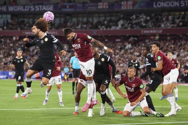 West Ham v Chelsea 22 August 2025, London - Premier League Football - West Ham United v Chelsea - Marc Cucurella of Chelsea heads the ball in the build up for the first Chelsea goal - Photo: Charlotte Wilson Offside. London UK Copyright: xCharlottexWilsonx xOffsidexOffside