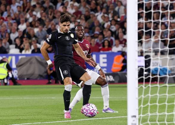 London, England, 22nd August 2025. Pedro Neto of Chelsea scoring and celebrating his sides second goal during the West Ham United vs Chelsea Premier League match at the London Stadium, London. Picture credit should read: David Klein Sportimage EDITORIAL USE ONLY. No use with unauthorised audio, video, data, fixture lists, club league logos or live services. Online in-match use limited to 120 images, no video emulation. No use in betting, games or single club league player publications. SPI_014_DK_West_Ham_Chelsea SPI-4085-0014