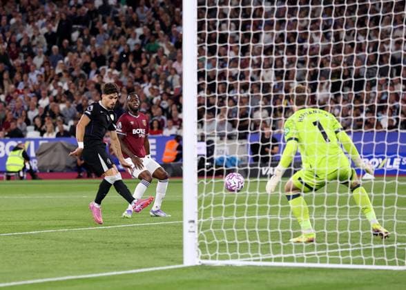 London, England, 22nd August 2025. Pedro Neto of Chelsea scoring and celebrating his sides second goal during the West Ham United vs Chelsea Premier League match at the London Stadium, London. Picture credit should read: David Klein Sportimage EDITORIAL USE ONLY. No use with unauthorised audio, video, data, fixture lists, club league logos or live services. Online in-match use limited to 120 images, no video emulation. No use in betting, games or single club league player publications. SPI_016_DK_West_Ham_Chelsea SPI-4085-0016