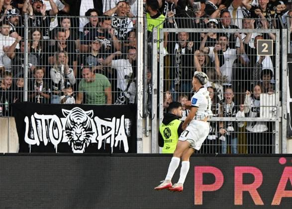 Fussball - 2.Bundesliga - Saison 2025 26 22.08.2025 Ursapharm-Arena SV Elversberg (elv) -1. FC Kaiserslautern (fck) 2:1 Abgehoben: Frederic SCHMAHL (SV Elversberg) nach seinem 2:1 Fussball - 2. Bundesliga - SV Elversberg
