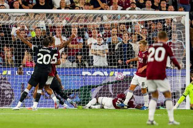 Premier League West Ham United v Chelsea Enzo Fernandez of Chelsea (blocked) scores to make it 1-3 during the Premier League match West Ham United vs Chelsea at London Stadium, London, United Kingdom, 22nd August 2025 (Photo by Izzy Poles News Images) London London Stadium United Kingdom Copyright: xIzzyxPoles NewsxImagesx