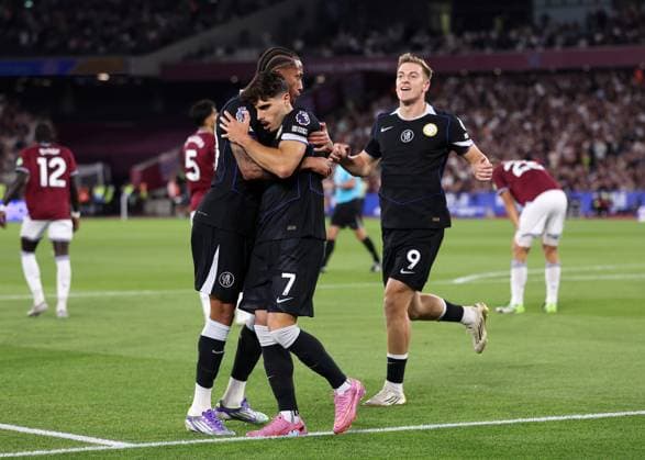 London, England, 22nd August 2025. Pedro Neto of Chelsea scoring and celebrating his sides second goal during the West Ham United vs Chelsea Premier League match at the London Stadium, London. Picture credit should read: David Klein Sportimage EDITORIAL USE ONLY. No use with unauthorised audio, video, data, fixture lists, club league logos or live services. Online in-match use limited to 120 images, no video emulation. No use in betting, games or single club league player publications. SPI_023_DK_West_Ham_Chelsea SPI-4085-0023