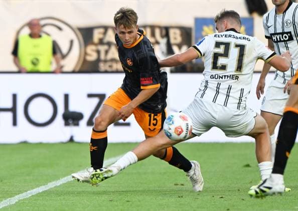 Fussball - 2.Bundesliga - Saison 2025 26 22.08.2025 Ursapharm-Arena SV Elversberg (elv) -1. FC Kaiserslautern (fck) 2:1 Naatan SKYTTAE (1. FC Kaiserslautern), li - Lasse GUENTHER (SV Elversberg) Fussball - 2. Bundesliga - SV Elversberg