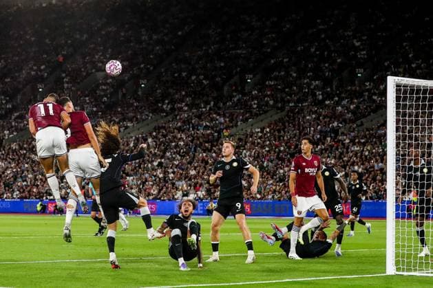 Premier League West Ham United v Chelsea Ayef Aguerd of West Ham United heads the ball during the Premier League match West Ham United vs Chelsea at London Stadium, London, United Kingdom, 22nd August 2025 (Photo by Izzy Poles News Images) London London Stadium United Kingdom Copyright: xIzzyxPoles NewsxImagesx