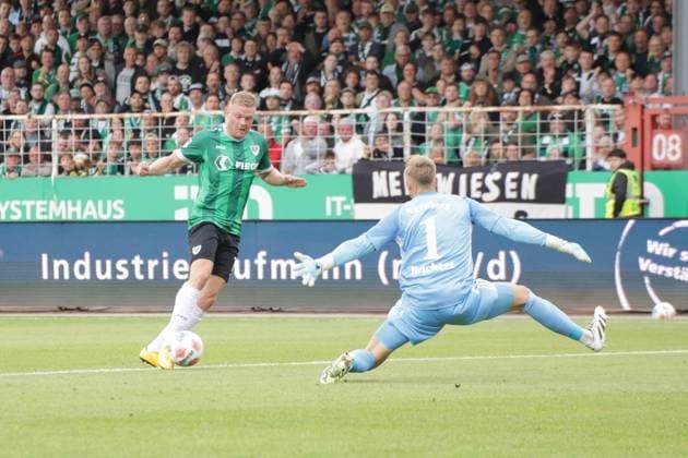 22.08.2025, xgrfx, Fussball 2.Bundesliga, Preußen Münster - 1.FC Nürnberg v.l. Lars Lokotsch (Preußen Münster), Jan Reichert (1.FC Nürnberg) (DFL DFB REGULATIONS PROHIBIT ANY USE OF PHOTOGRAPHS as IMAGE SEQUENCES and or QUASI-VIDEO) Münster