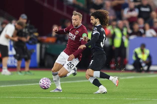 22nd August 2025; London Stadium, London, England; Premier League Football, West Ham United versus Chelsea; Jarrod Bowen of West Ham United feels pressure from Marc Cucurella of Chelsea  HenningxVonxJagow
