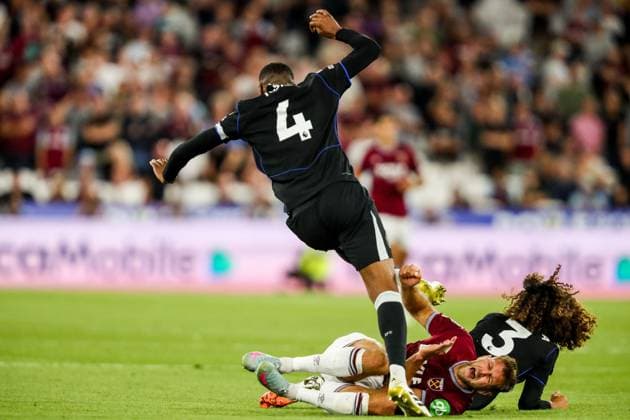 Sport Bilder des Tages Premier League West Ham United v Chelsea Tosin Adarabioyo and Marc Cucurella of Chelsea battles for the ball with Niclas Fullkrug of West Ham United during the Premier League match West Ham United vs Chelsea at London Stadium, London, United Kingdom, 22nd August 2025 (Photo by Izzy Poles News Images) London London Stadium United Kingdom Copyright: xIzzyxPoles NewsxImagesx