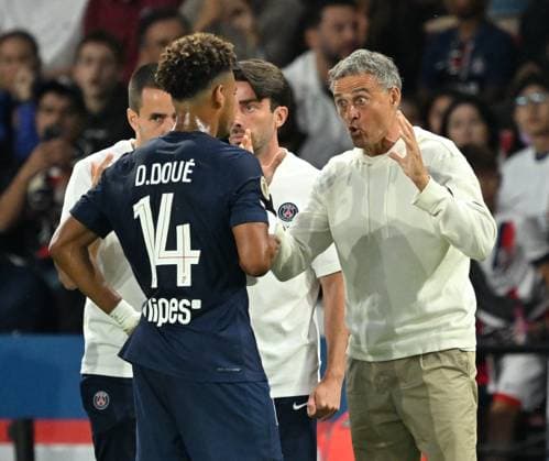 PSG vs Angers SC: French Ligue 1 PARIS, FRANCE - AUGUST 22: Head coach of Paris Saint - Germain Luis Enrique (R) in action during the French Ligue 1 (L1) football match between Paris Saint-Germain (PSG) and Angers SC at Parc des Princes stadium in Paris, France on August 22, 2025. Mustafa Yalcin Anadolu Paris France. Editorial use only. Please get in touch for any other usage.  Copyright: x2025xAnadoluxMustafaxYalcinx