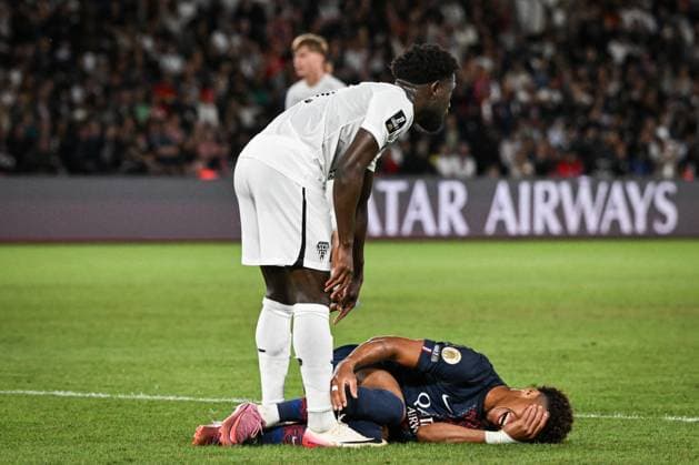 Ligue 1 PSG vs Angers SCO - FA Paris Saint-Germain’s forward Desire Doue is injured during the French L1 football match between Paris Saint-Germain and Angers SCO at the Parc des Princes stadium in Paris on August 22, 2025. Photo by Firas Abdullah ABACAPRESS.COM Paris Île-de-France France  Copyright: xAbdullahxFiras ABACAx