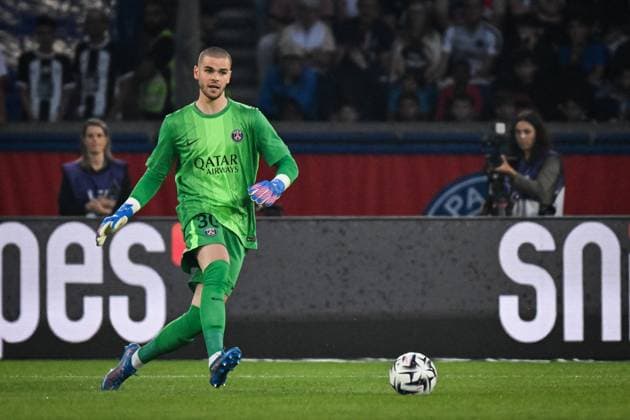 Ligue 1 PSG vs Angers SCO - FA Paris Saint-Germain’s goalkeeper Lucas Chevalier passes the ball during the French L1 football match between Paris Saint-Germain and Angers SCO at the Parc des Princes stadium in Paris on August 22, 2025. Photo by Firas Abdullah ABACAPRESS.COM Paris Île-de-France France  Copyright: xAbdullahxFiras ABACAx