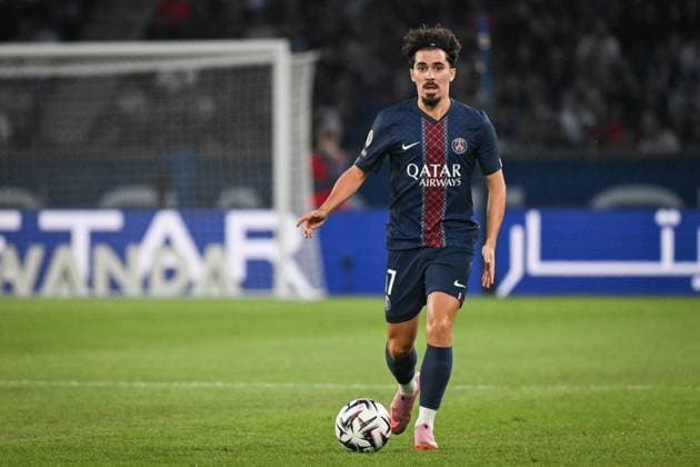 Ligue 1 PSG vs Angers SCO - FA Paris Saint-Germain’s midfielder Vitinha controls the ball during the French L1 football match between Paris Saint-Germain and Angers SCO at the Parc des Princes stadium in Paris on August 22, 2025. Photo by Firas Abdullah ABACAPRESS.COM Paris Île-de-France France  Copyright: xAbdullahxFiras ABACAx