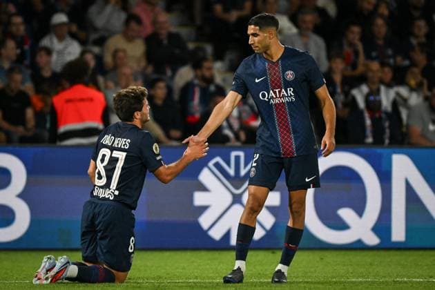 Ligue 1 PSG vs Angers SCO - FA Paris Saint-Germain’s defender Achraf Hakimi helps Paris Saint-Germain’s midfielder Joao Neves during the French L1 football match between Paris Saint-Germain and Angers SCO at the Parc des Princes stadium in Paris on August 22, 2025. Photo by Firas Abdullah ABACAPRESS.COM Paris Île-de-France France  Copyright: xAbdullahxFiras ABACAx