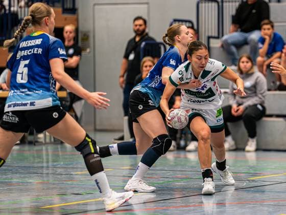 Haruno Sasaki (Frisch Auf Frauen, 32) im Zweikampf mit Madita Probst (Bergischer HC, 10), Bergischer HC vs. Frisch Auf Goeppingen, Handball, DHB-Pokal, Spielzeit 2025 2026, 22.08.2025 Bergischer HC vs. Frisch Auf Goeppingen, Handball, DHB-Pokal, Spielzeit 2025 2026, 22.08.2025 Solingen Copyright: xMichaelxSchmidt Eibner-Pressefotx EP_MST