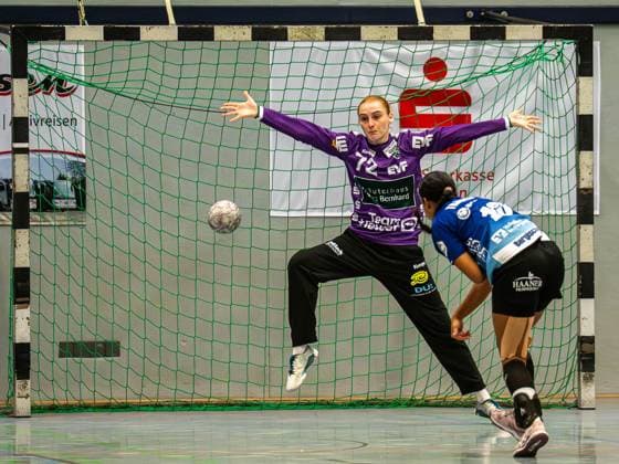 Barbara Fuerst (Frisch Auf Frauen, 72) versucht einen Siebenmeter zu parieren, Bergischer HC vs. Frisch Auf Goeppingen, Handball, DHB-Pokal, Spielzeit 2025 2026, 22.08.2025 Bergischer HC vs. Frisch Auf Goeppingen, Handball, DHB-Pokal, Spielzeit 2025 2026, 22.08.2025 Solingen Copyright: xMichaelxSchmidt Eibner-Pressefotx EP_MST