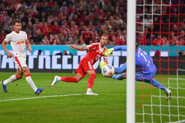 Tor Harry KANE (Bayern Muenchen) zum 6-0,Aktion,Torschuss gegen Torwart Peter GULACSI (L),li:Willi ORBAN (L) Strafraumszene. Fussball 1. Bundesliga Saison 2025 2026, 1.Spieltag, Spieltag01 FC Bayern Muenchen -RB Leipzig 6-0 am 22.08.2025 , A L L I A N Z A R E N A. *** Goal Harry KANE Bayern Muenchen 6 0,Action,Goal kick against goalkeeper Peter GULACSI L ,li Willi ORBAN L Penalty area scene Soccer 1 Bundesliga Season 2025 2026, 1 Matchday, Matchday01 FC Bayern Muenchen RB Leipzig 6 0 on 22 08 2025 , A L L I A N Z A R E N A