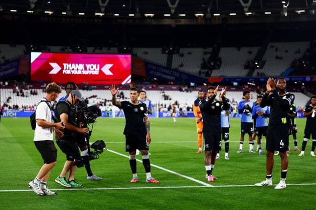 Chelsea players applaud fans. West Ham United v Chelsea, Premier League, Football, London Stadium, London, UK - 22 Aug 2025London London Stadium United Kingdom EDITORIAL USE ONLY No use with unauthorised audio, video, data, fixture lists, club league logos or live services. Online in-match use limited to 120 images, no video emulation. No use in betting, games or single club league player publications. Copyright: xJamesxMarsh Shutterstockx 15449408dp