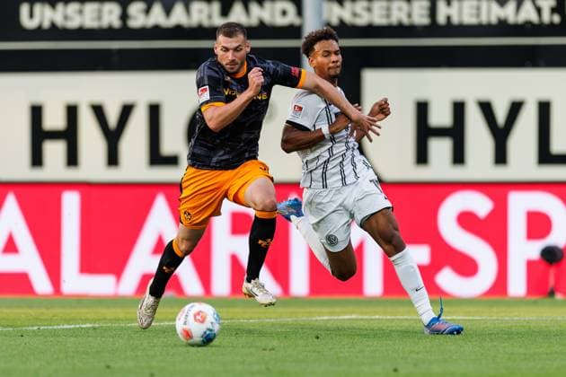 Luca Sirch (1.FC Kaiserslautern) im Zweikampf mit Bambase Conte (SV 07 Elversberg), SV Elversberg vs 1.FC Kaiserslautern, Fussball, 2. Bundesliga, 3. Spieltag, Saison 2025 2026, 22.08.2025 DFB regulations prohibit any use of photographs as image sequences and or quasi-video. SV Elversberg vs 1.FC Kaiserslautern, Fussball, 2. Bundesliga, 3. Spieltag, Saison 2025 2026, 22.08.2025