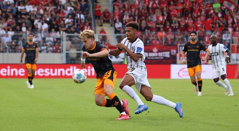 22.08.2025, Fussball, Herren, 2. Bundesliga, Saison 2025 2026, SV 07 Elversberg - 1. FC Kaiserslautern, Mika Haas (1. FC Kaiserslautern) Bambase Conte (SV 07 Elversberg) Elversberg Ursapharm-Arena an der Kaiserlinde Saarland Deutschland (DE)