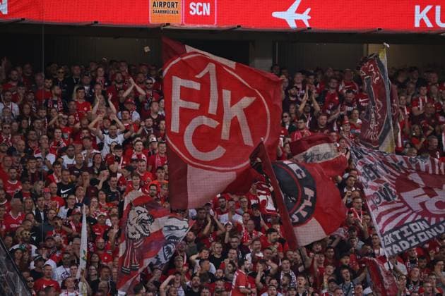 22.08.2025, Fussball, Herren, 2. Bundesliga, Saison 2025 2026, SV 07 Elversberg - 1. FC Kaiserslautern, Fans des 1. FC Kaiserslautern, Fahnen, FCK-Logo Elversberg Ursapharm-Arena an der Kaiserlinde Saarland Deutschland (DE)