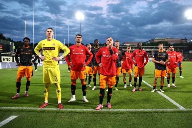 22.08.2025, xmohx, Fussball 2.Bundesliga, SV Elversberg - 1.FC Kaiserslautern v.l. Spieler von Kaiserslautern sind Enttäuscht, traurig, frustriert (DFL DFB REGULATIONS PROHIBIT ANY USE OF PHOTOGRAPHS as IMAGE SEQUENCES and or QUASI-VIDEO) Elversberg